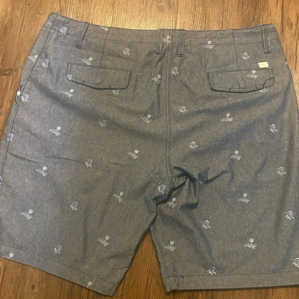Tommy Bahama Size 40 Men's Blue Patterned Shorts